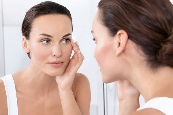 Apply a moisturising cream for eczema on the face regularly