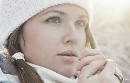 Woman wearing winterclothes