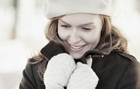 Woman wearing winterclothes.